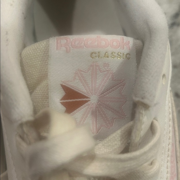 Reeboks size 9 - Picture 7 of 8